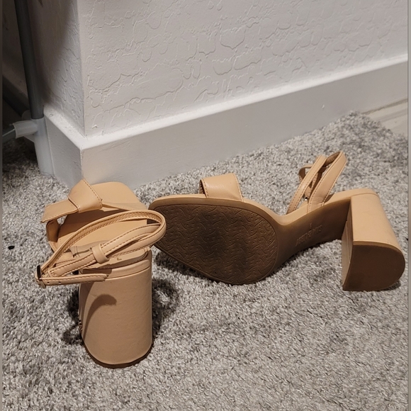 SAM & LIBBY Nude Open Toe Strappy Chunky Heels - Picture 5 of 5